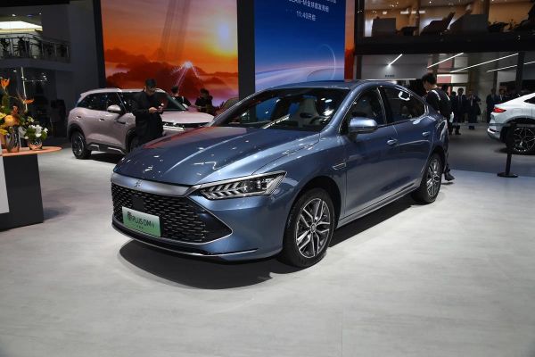 2024年新能源汽车值得买吗_燃油车还能开多久