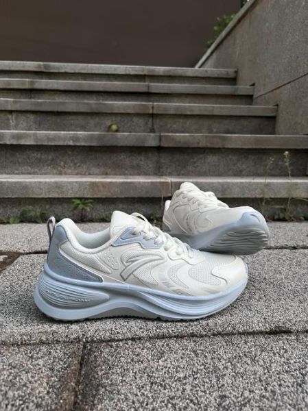 女鞋品牌怎么选_2024流行女鞋款式有哪些