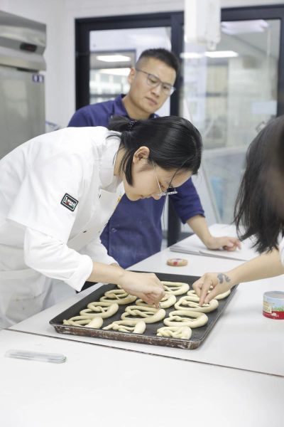 烘焙行业前景怎么样_现在学烘焙还来得及吗